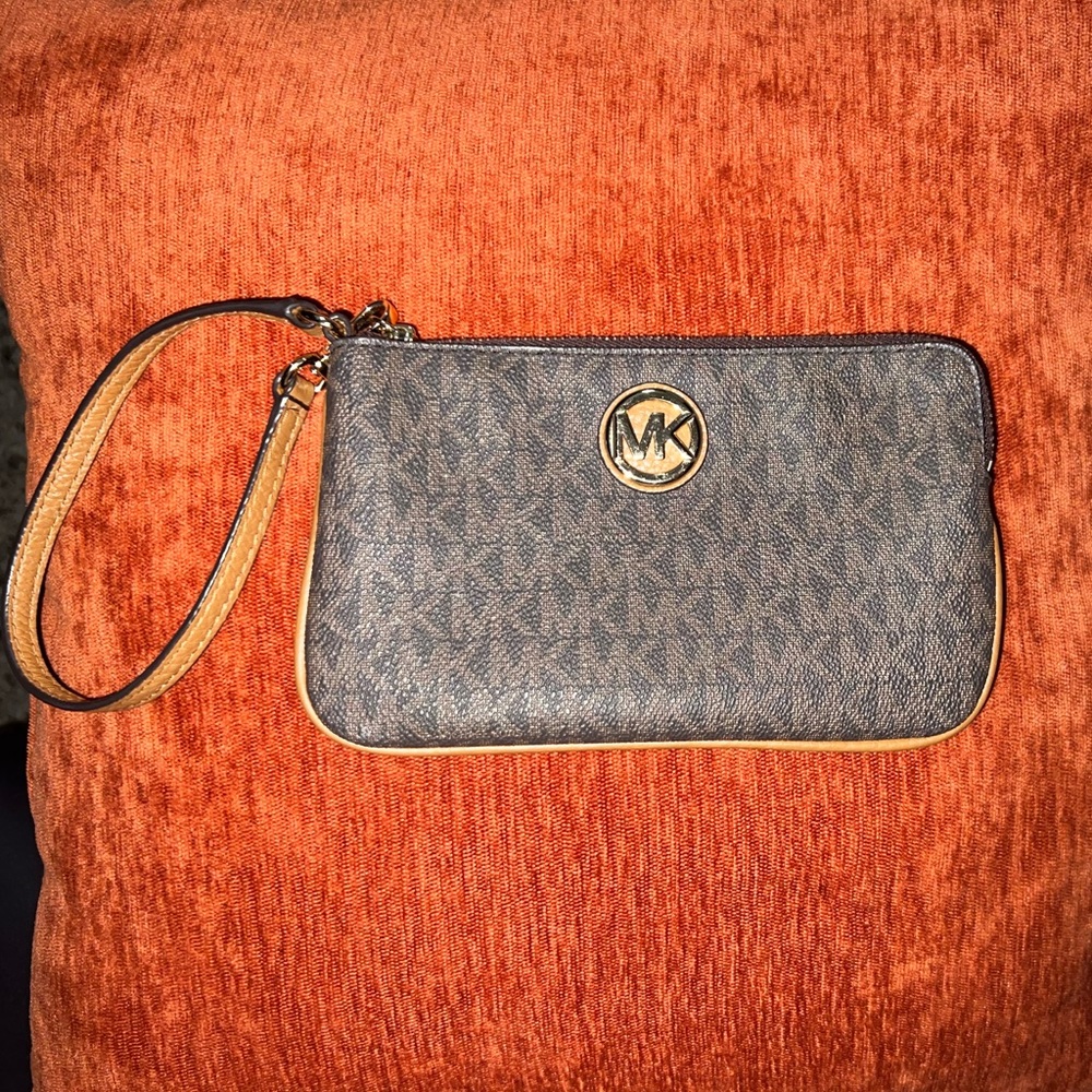 Michael Kors Signature Jet Set Charm Top-Zip Wristlet